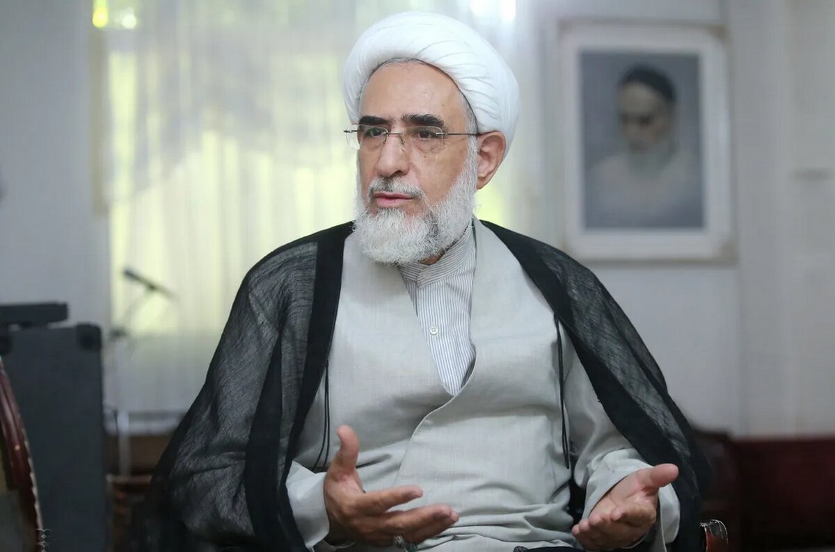 فرهنگیان نیروی انتظامی چه رسالتی جز مسائل امنیتی در مدرسه دارد؟/ فرهنگیان از حرفزدن سر کلاسها بترسند/ اقدام وزیر پزشکیان در زمان پادشاهان هم سابقه ندارد