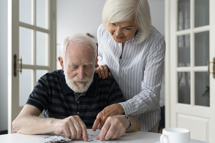ابعاد گوناگون مراقبت از سالمند آلزایمری: چالش&zwnj;ها و راهکارها